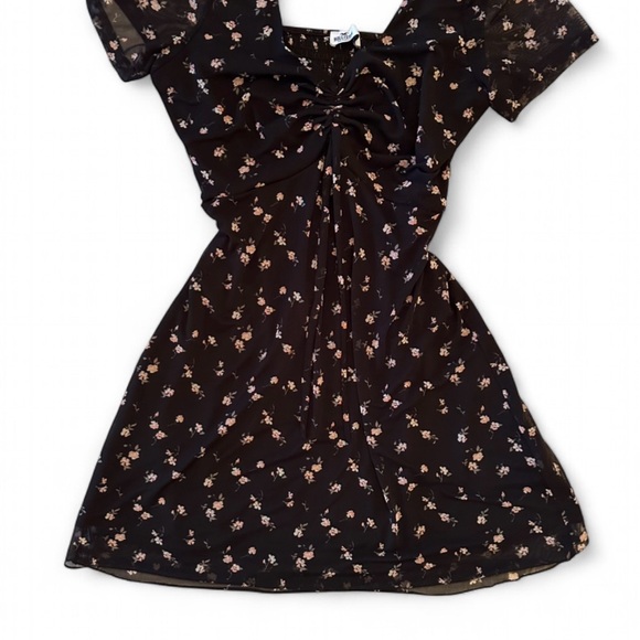 ✨ Hollister Black Floral Ruched Mini Dress Sheer Sleeves Smocked Back Size L - Picture 2 of 8